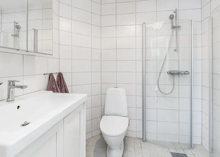 Fristaende Hus Med Stor Traedgard Och Pool